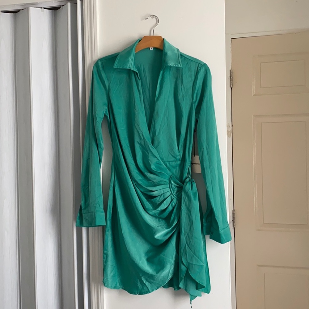 Beautiful open front dress, light green. Size small